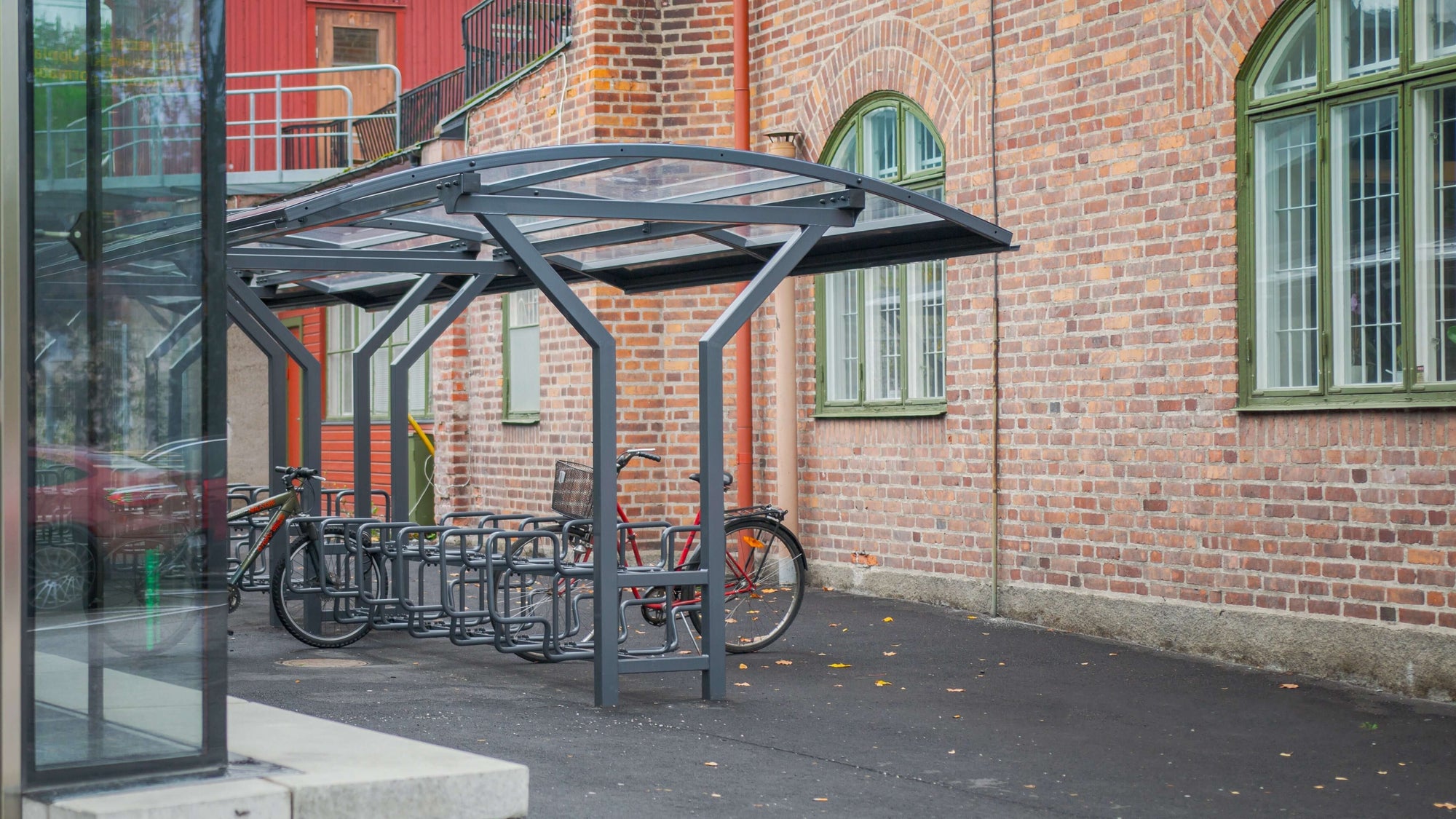Södertälje Trafikskola, Sverige - Vario cykeltak och CubiQ cykelställ