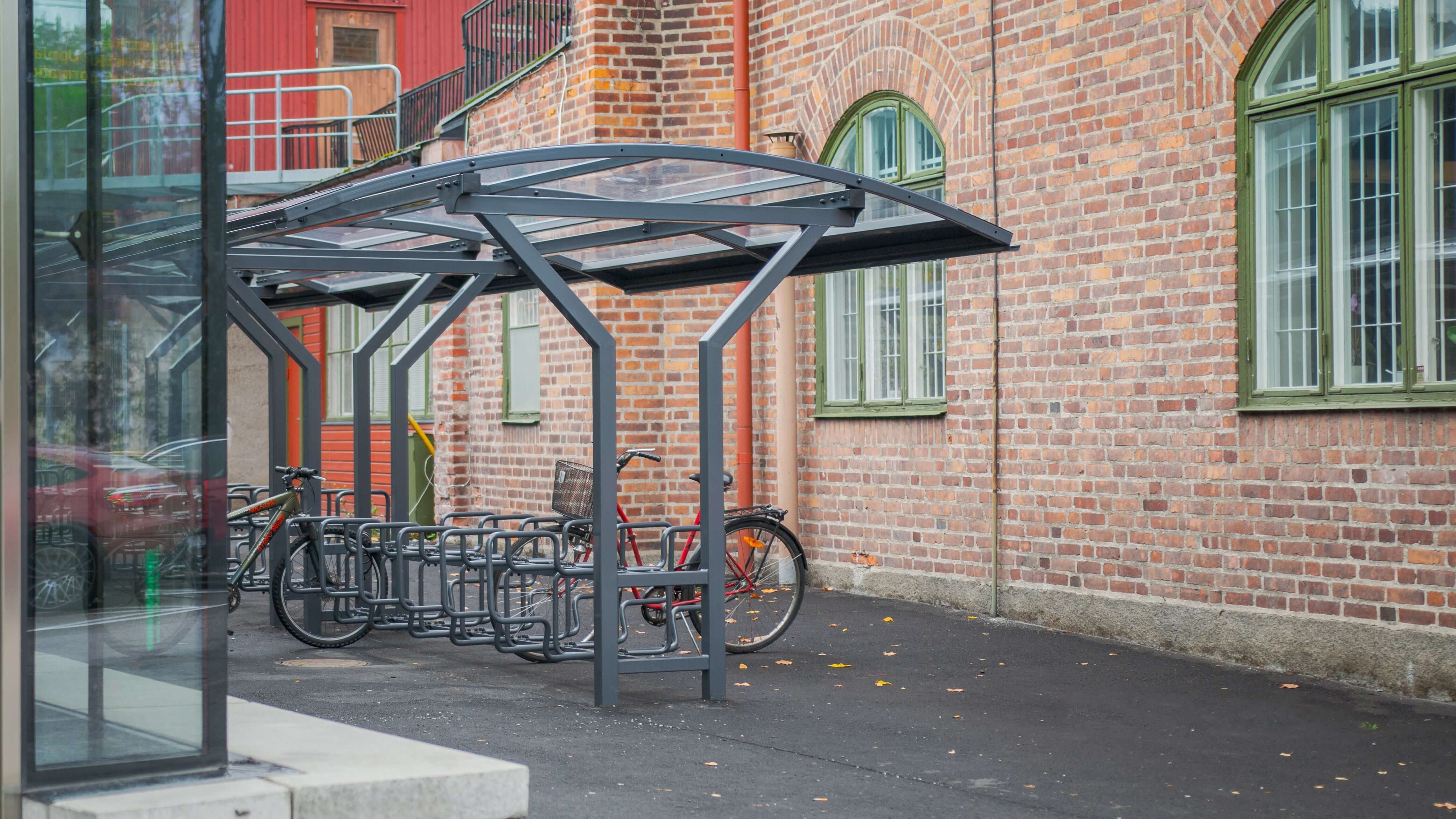 Södertälje Trafikskola, Sverige - Vario cykeltak och CubiQ cykelställ