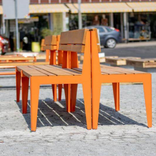 Parkbänk Kuru, med ryggstöd, öppen gavel, zinkgrundmålad, pulverlackad